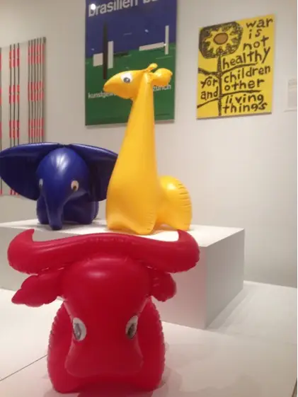 حيوانات منفوخة في متحف MoMA في نيويورك