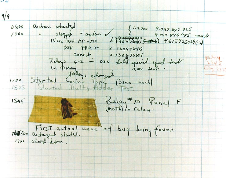 إدخالٌ سنة 1947 في دفتر السجلّات لحاسوب Harvard MARK II يحوي علّةً (bug) حقيقية تسبّبت في عطلٍ في العتاد. بإذن من مركز سطح الحرب البحري (Naval Surface Warfare Center).